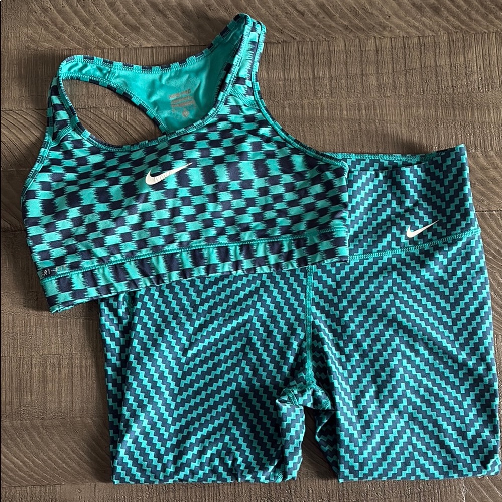 Nike Pro Cropped Leggings & Sports Bra Set
